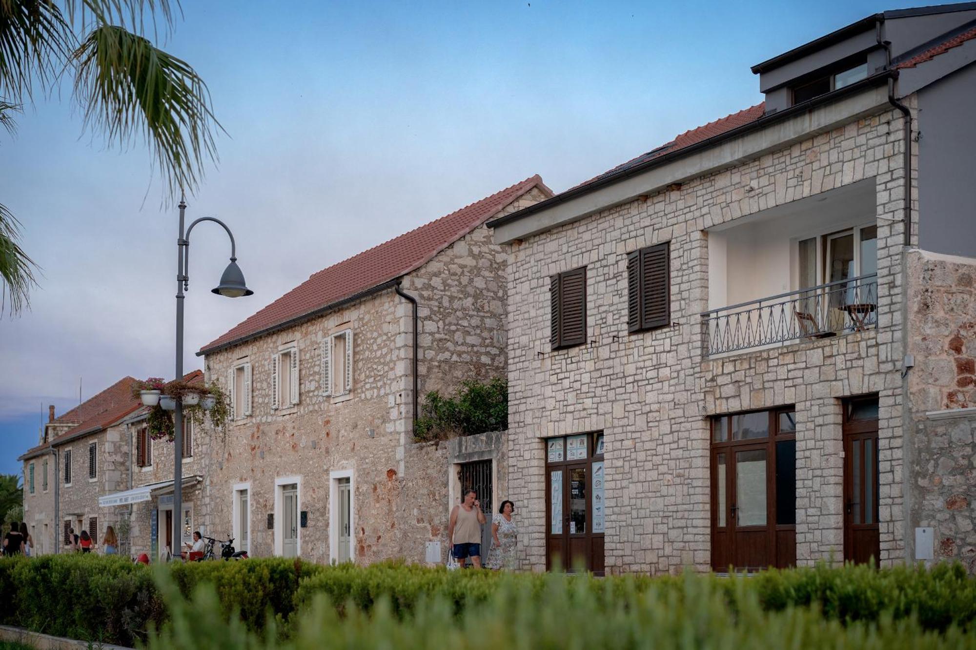 Vikendica Seafront Stone With King Beds, Garden And Balcony