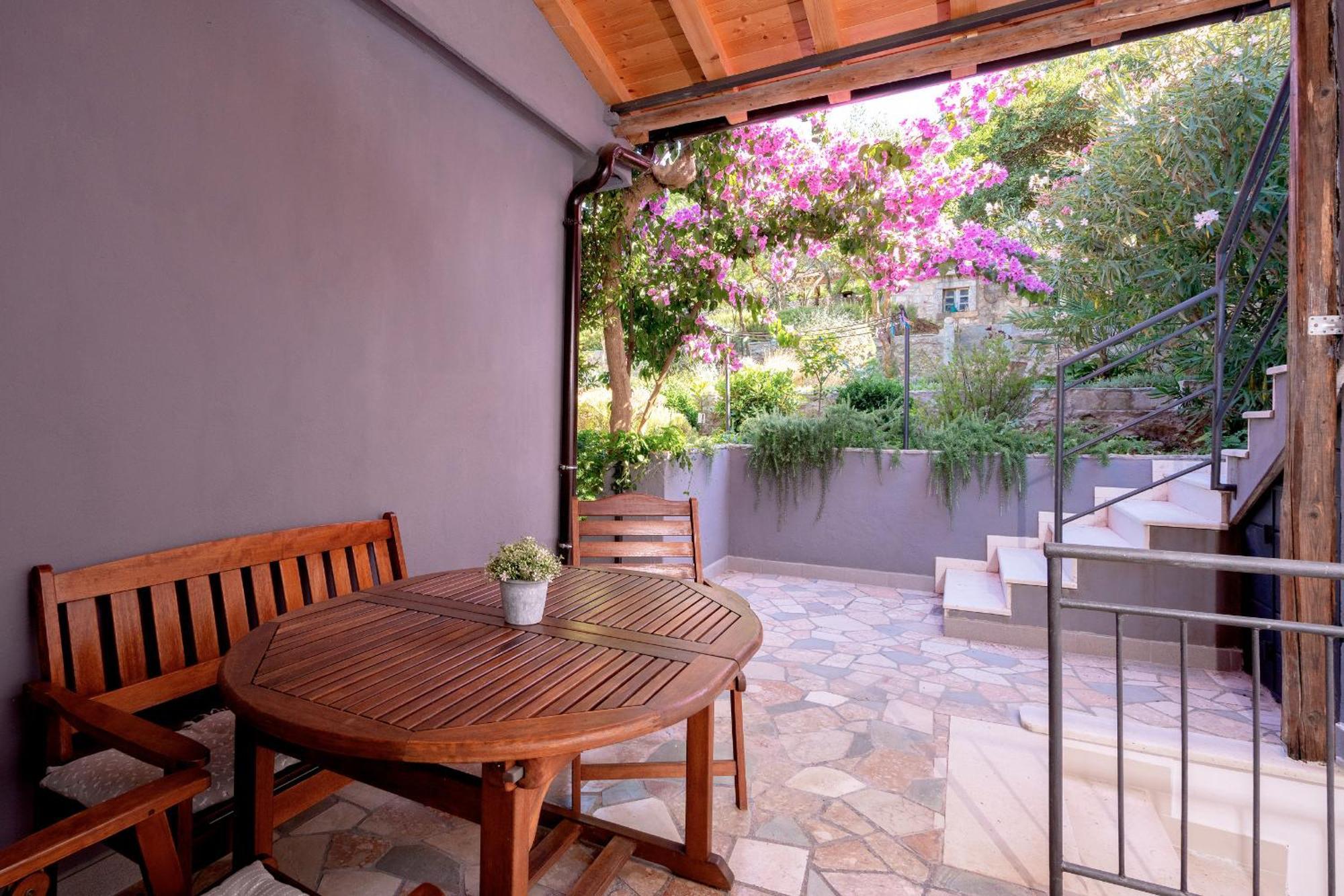 Vikendica Seafront Stone With King Beds, Garden And Balcony Stari Grad (Hvar)