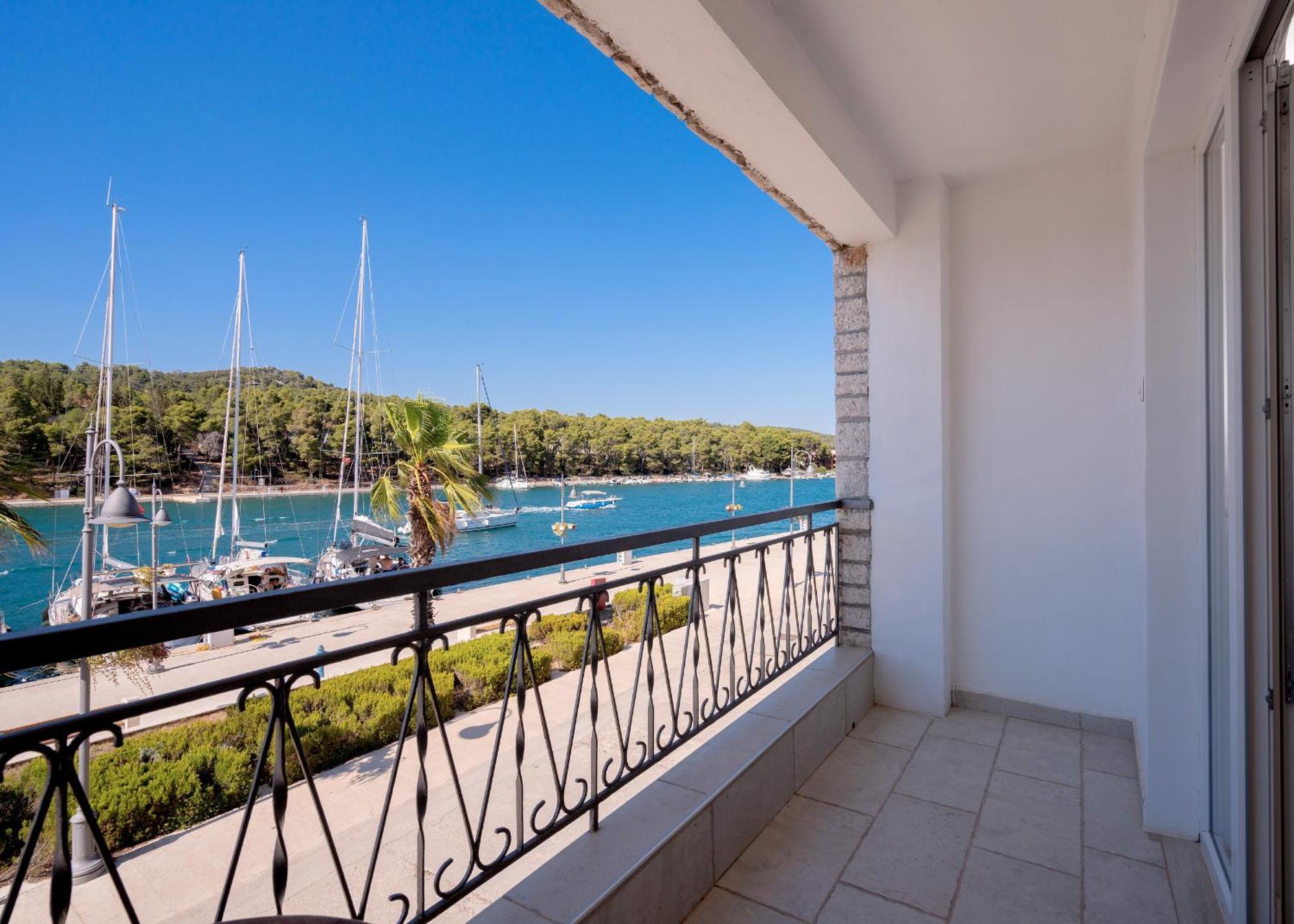 Seafront Stone With King Beds, Garden And Balcony * Stari Grad (Hvar)