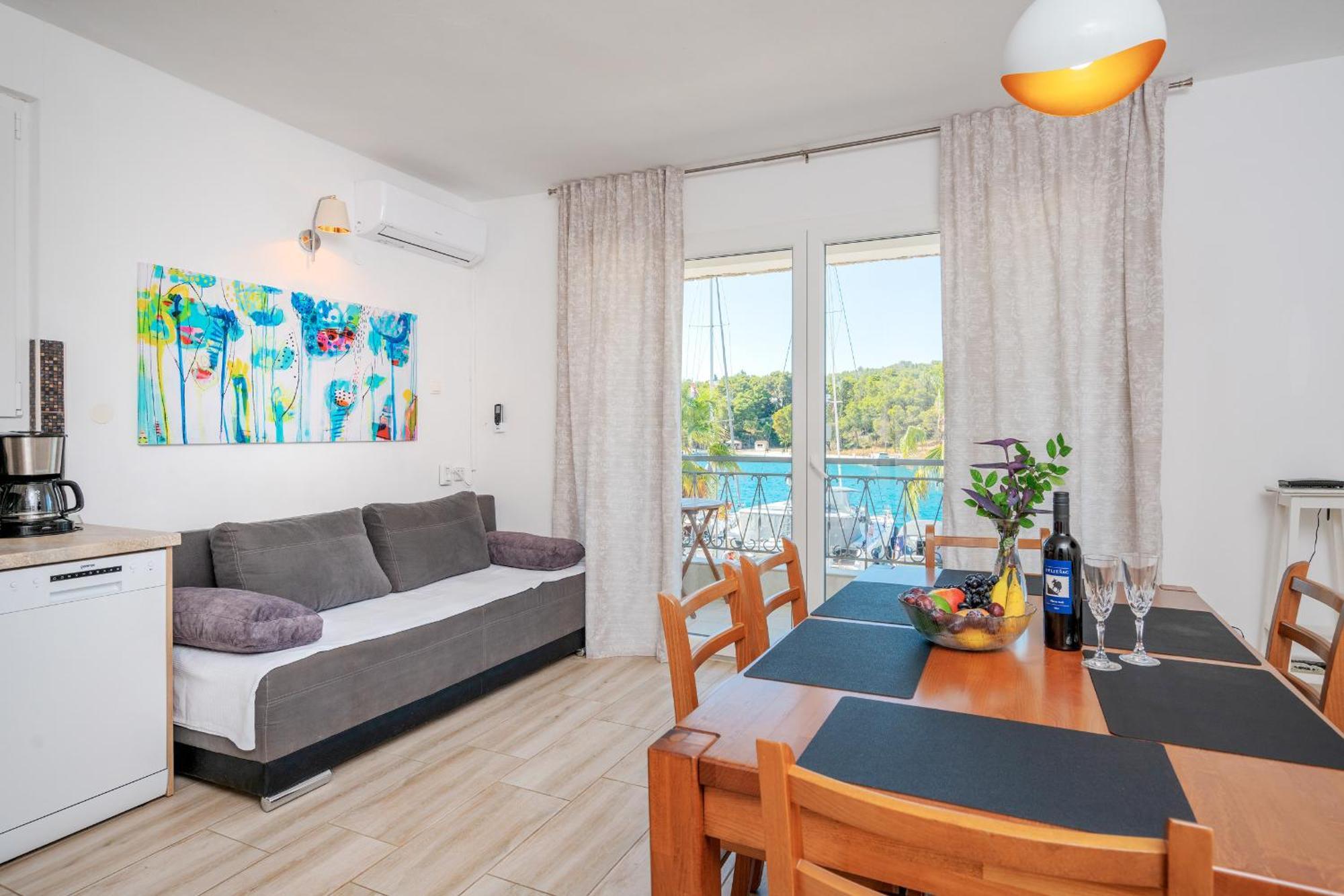 Seafront Stone With King Beds, Garden And Balcony * Stari Grad (Hvar)